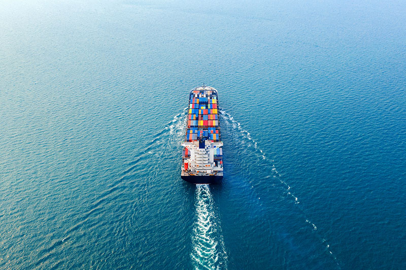 Barco de carga con containers visto de atrás